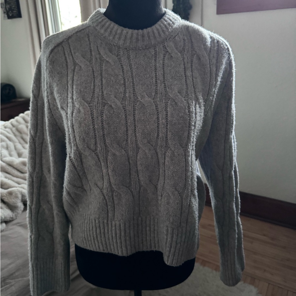 Abercrombie & Fitch Light Gray Cable Crewneck Sweater